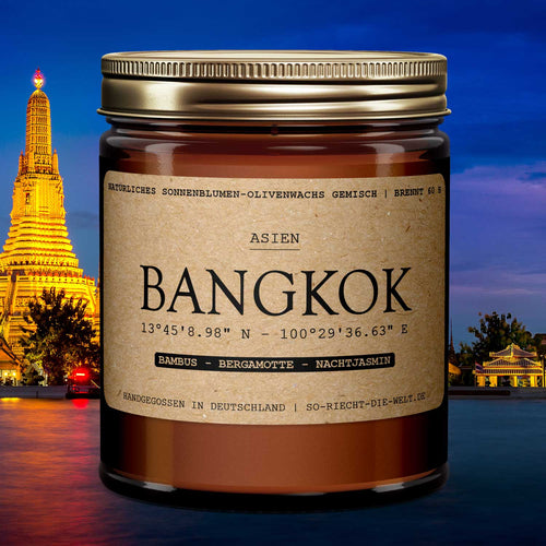 Bangkok Duftkerze mit Bambus- und Bergamotte-Duft vor einer stimmungsvollen Tempel-Kulisse.