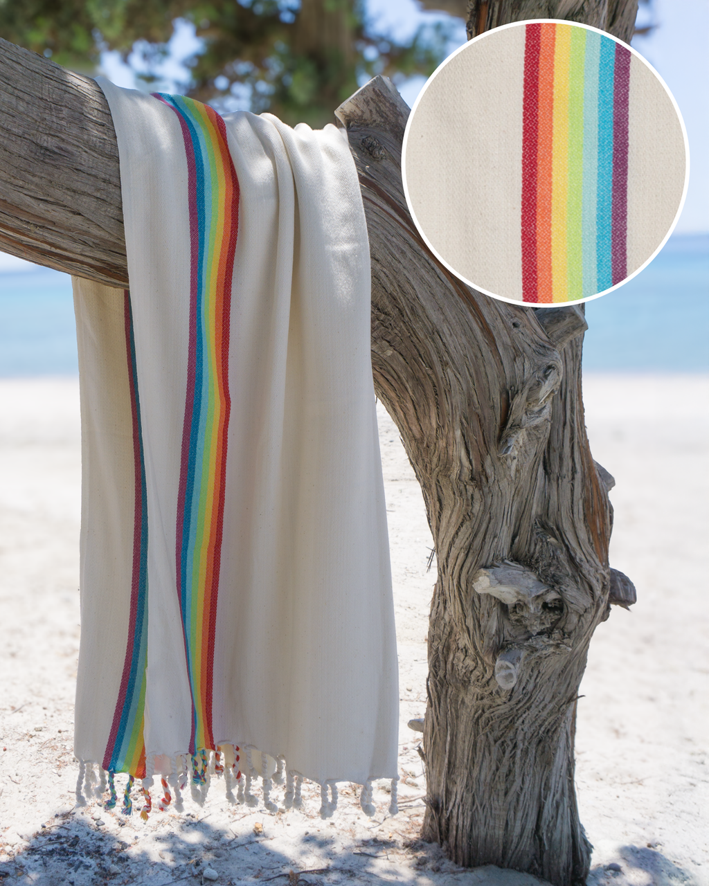 Samimi Bambus-Hamamtuch in Beige mit Rainbow-Streifen und Detailansicht der Webung, drapiert an einem Baum am Sandstrand.