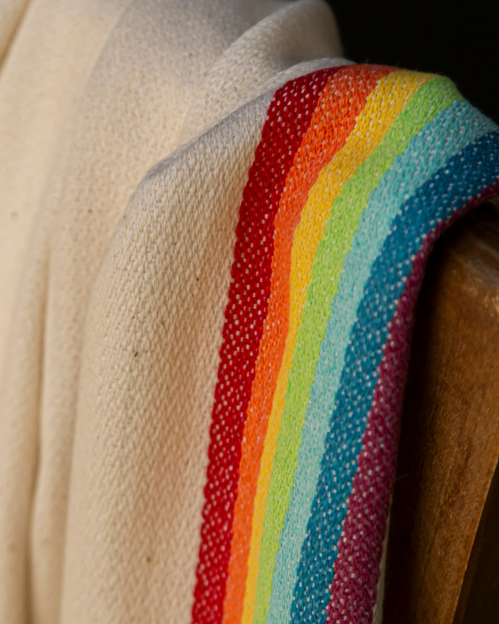 Detailansicht der bunten Rainbow-Webung und der hochwertigen Textur des Hamamtuchs.