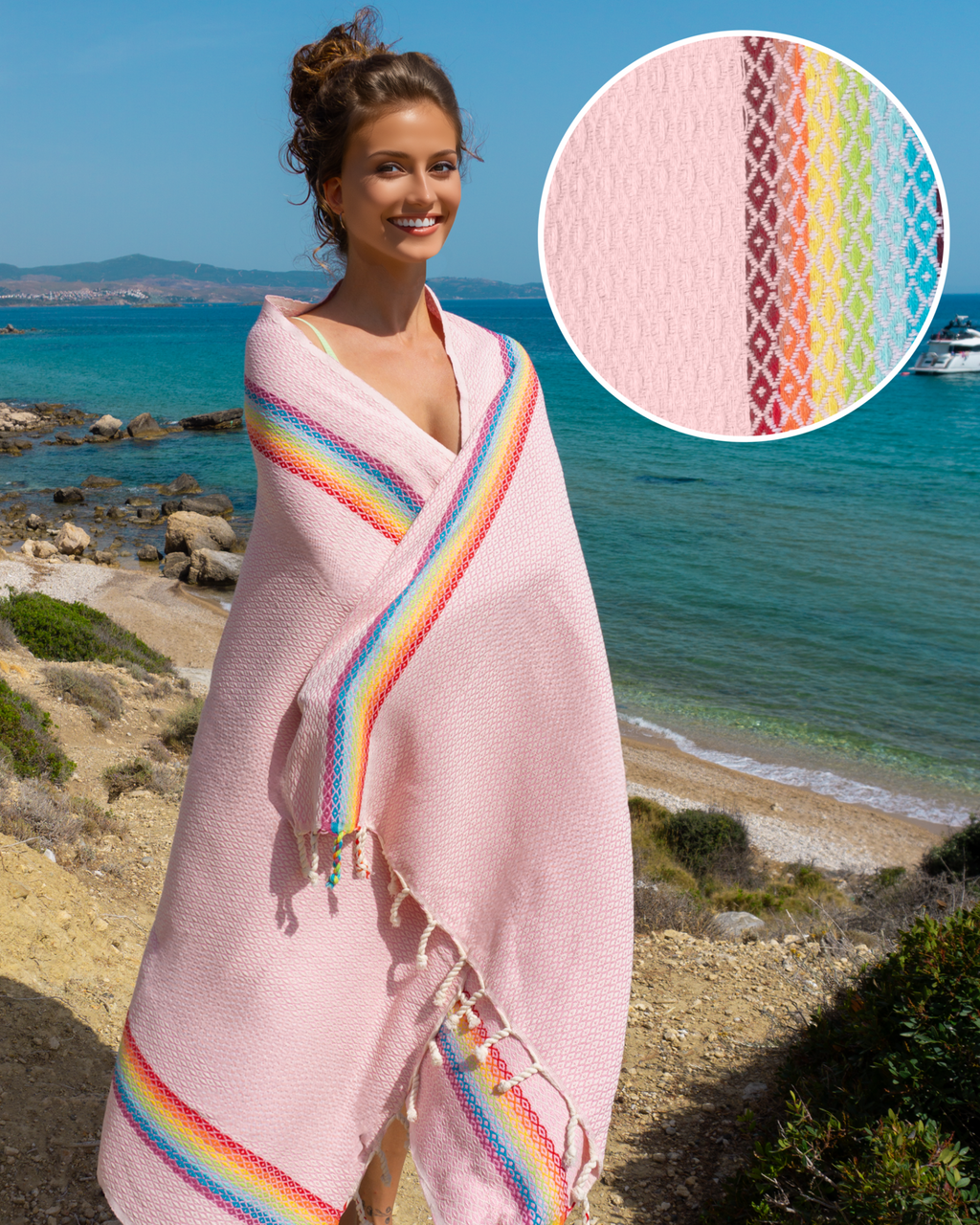 Frau in rosa Samimi Hamamtuch mit Rainbow-Streifen an der Küste mit Detailansicht der Webung.