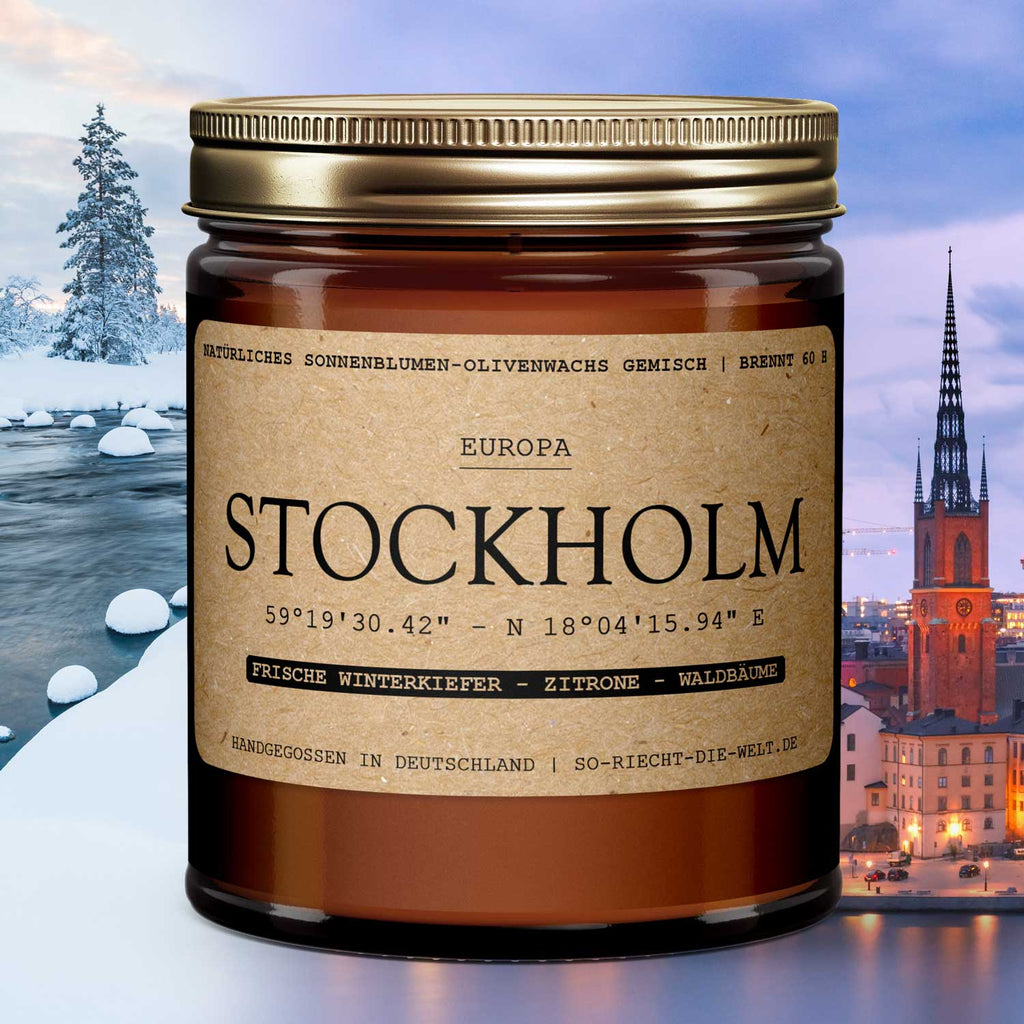 Stockholm Duftkerze mit Winterkiefer und Zitrone vor einer winterlichen Stadtkulisse am Wasser.