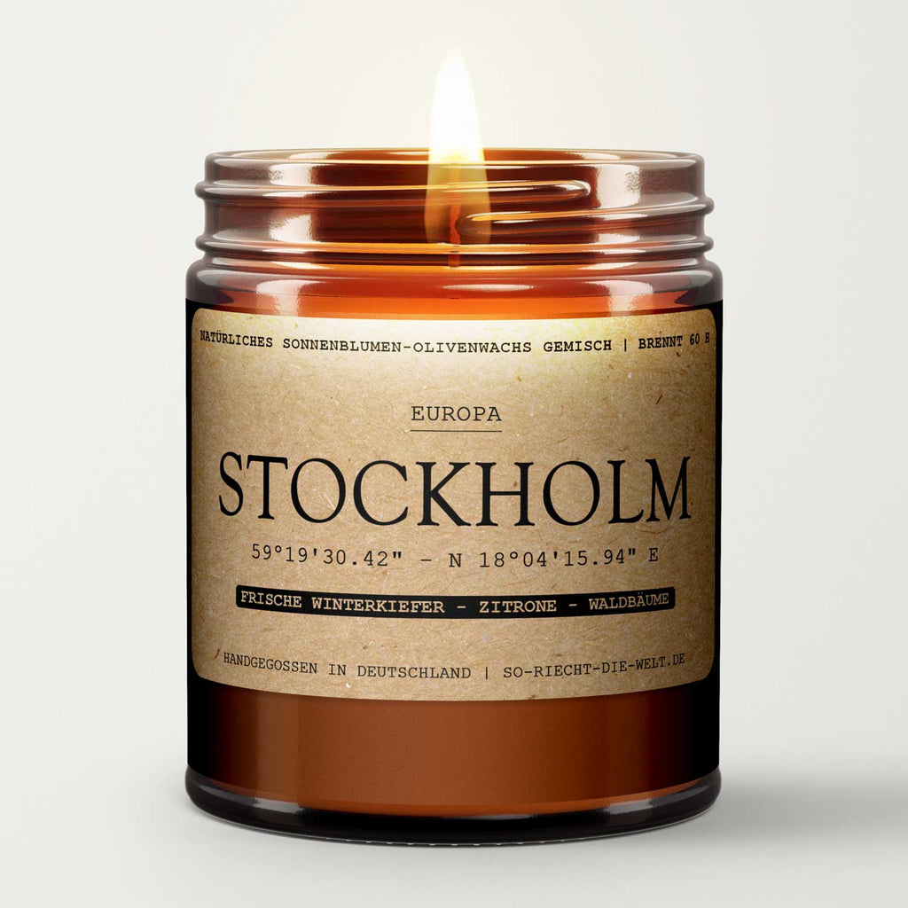 Brennende Stockholm Duftkerze im braunen Glas mit Etikett und winterlicher Duftkomposition.
