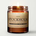 Brennende Stockholm Duftkerze im braunen Glas mit Etikett und winterlicher Duftkomposition.