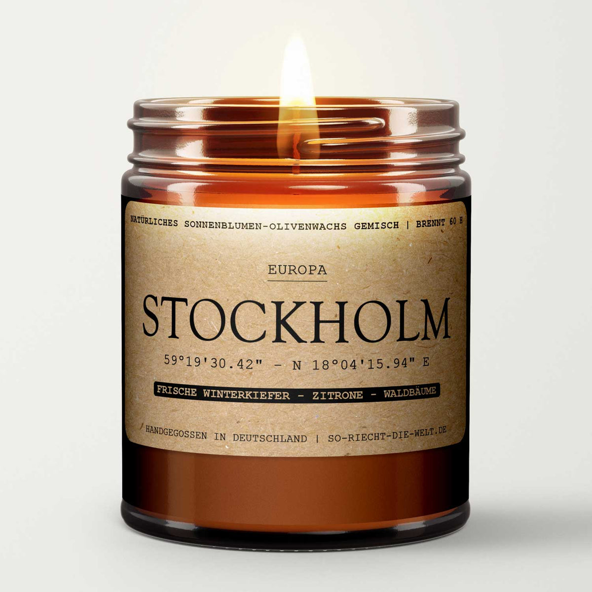 Brennende Stockholm Duftkerze im braunen Glas mit Etikett und winterlicher Duftkomposition.